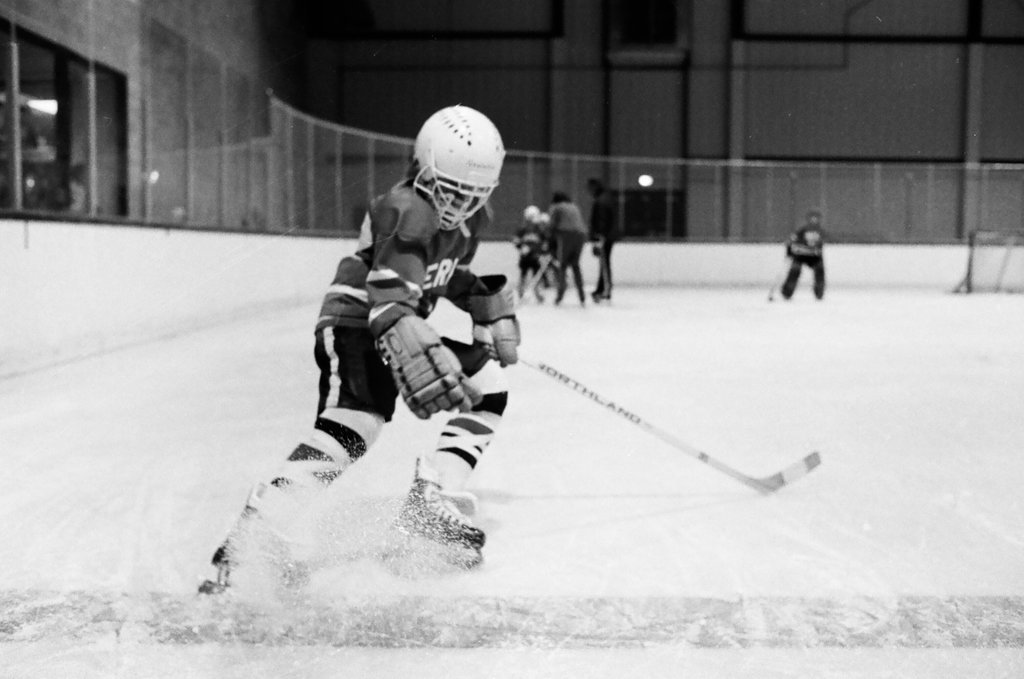 Stan Mikita leads hockey class for youths who are deaf - Jerry Tomaselli for Chicago Sun-Times