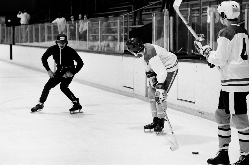 Stan Mikita leads hockey class for youths who are deaf - Jerry Tomaselli for Chicago Sun-Times