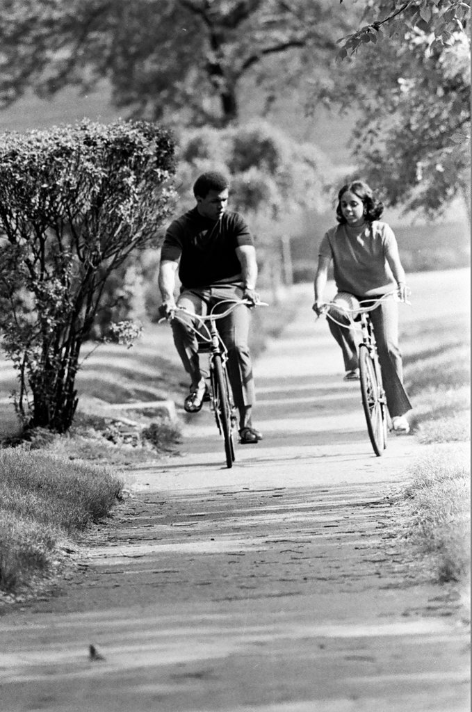 Gale and Linda Sayers ride bikes to fundraise for St. Elizabeth's Center - John H. White for Chicago Sun-Times