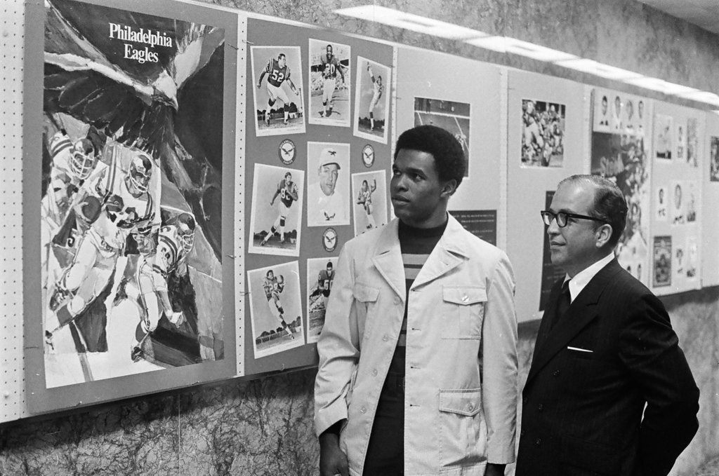 Gale Sayers and Al von Entress view exhibit - Charles Krejcsi for Chicago Sun-Times