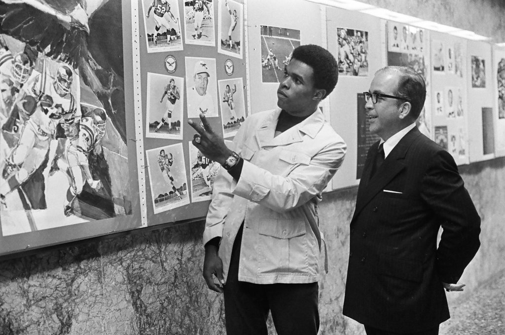 Gale Sayers and Al von Entress view exhibit - Charles Krejcsi for Chicago Sun-Times