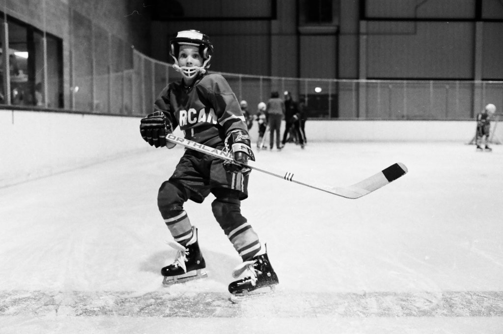 Stan Mikita leads hockey class for youths who are deaf - Jerry Tomaselli for Chicago Sun-Times