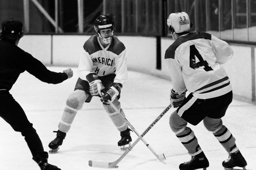 Stan Mikita leads hockey class for youths who are deaf - Jerry Tomaselli for Chicago Sun-Times