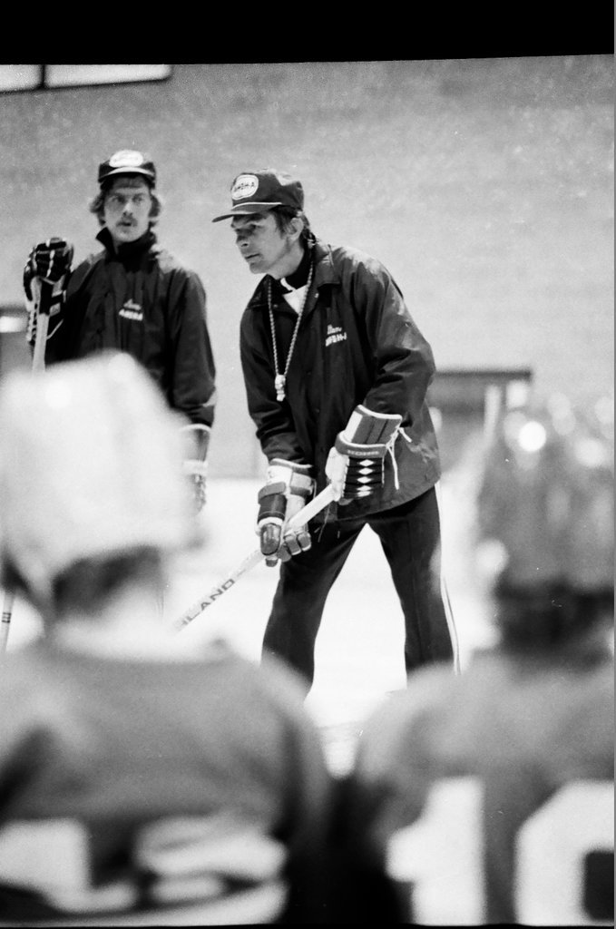 Stan Mikita leads hockey class for youths who are deaf - Jerry Tomaselli for Chicago Sun-Times