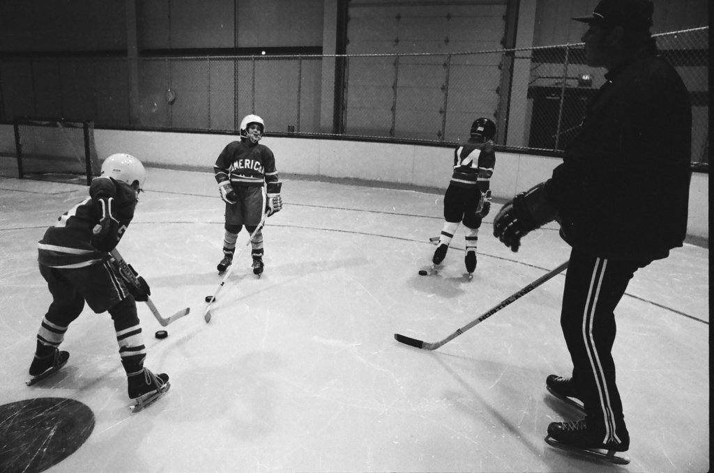 Stan Mikita leads hockey class for youths who are deaf - Jerry Tomaselli for Chicago Sun-Times
