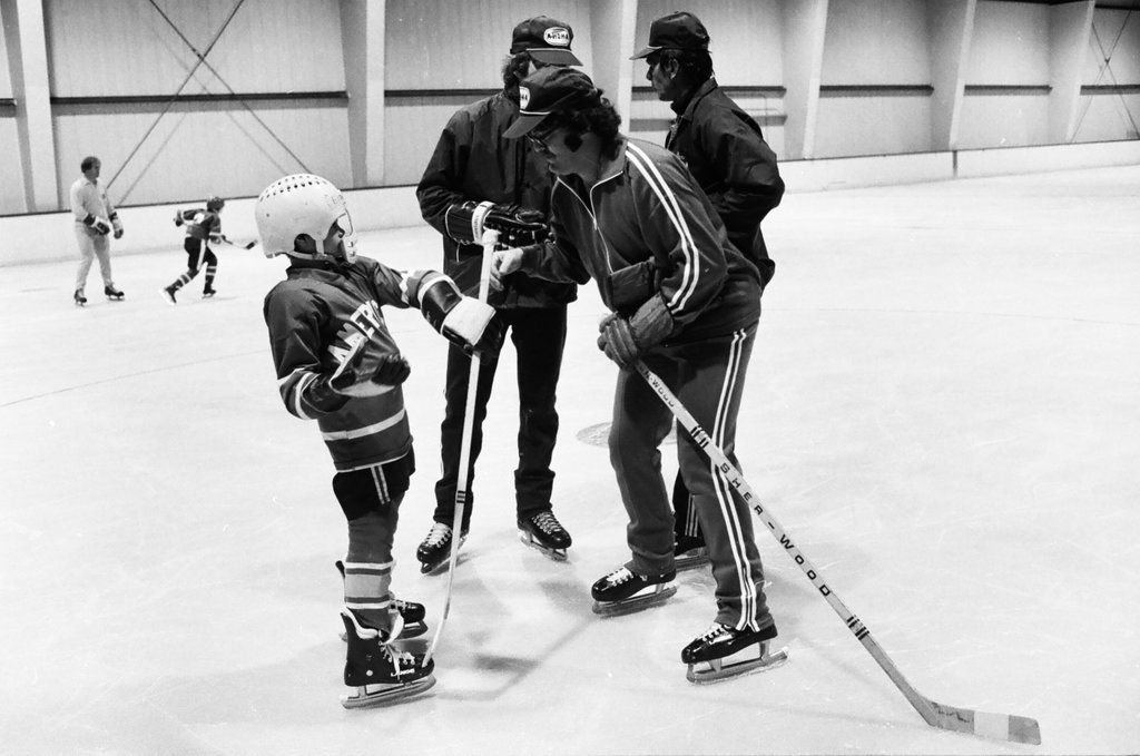 Stan Mikita leads hockey class for youths who are deaf - Jerry Tomaselli for Chicago Sun-Times