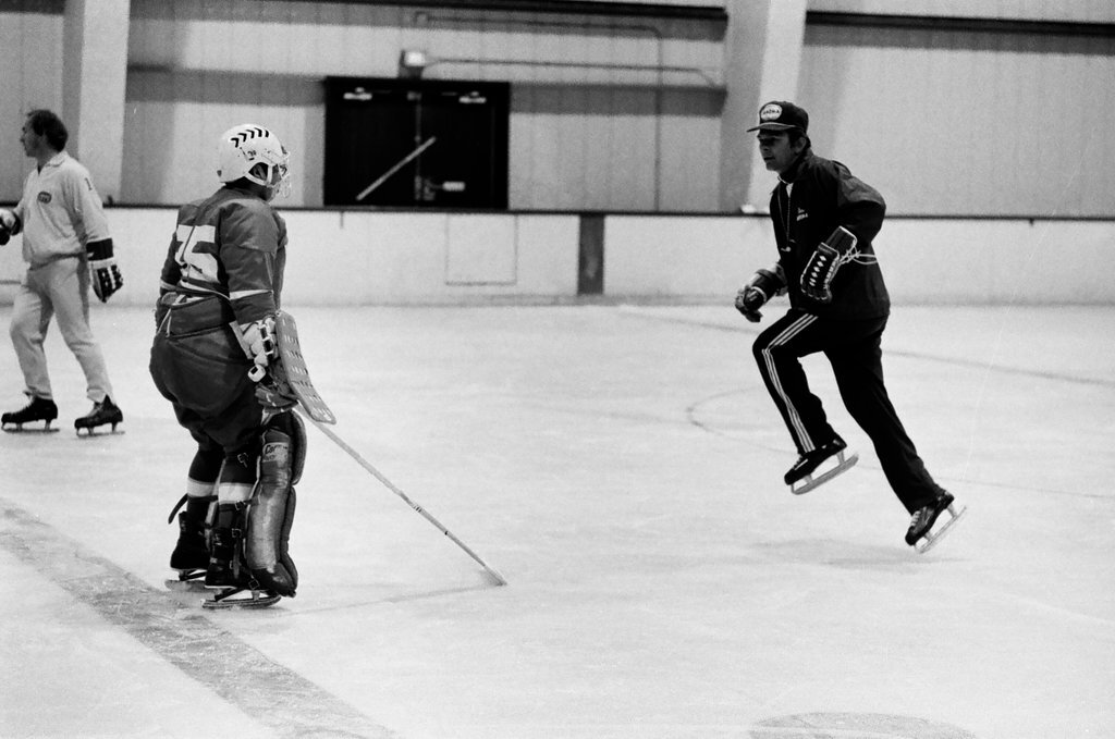 Stan Mikita leads hockey class for youths who are deaf - Jerry Tomaselli for Chicago Sun-Times