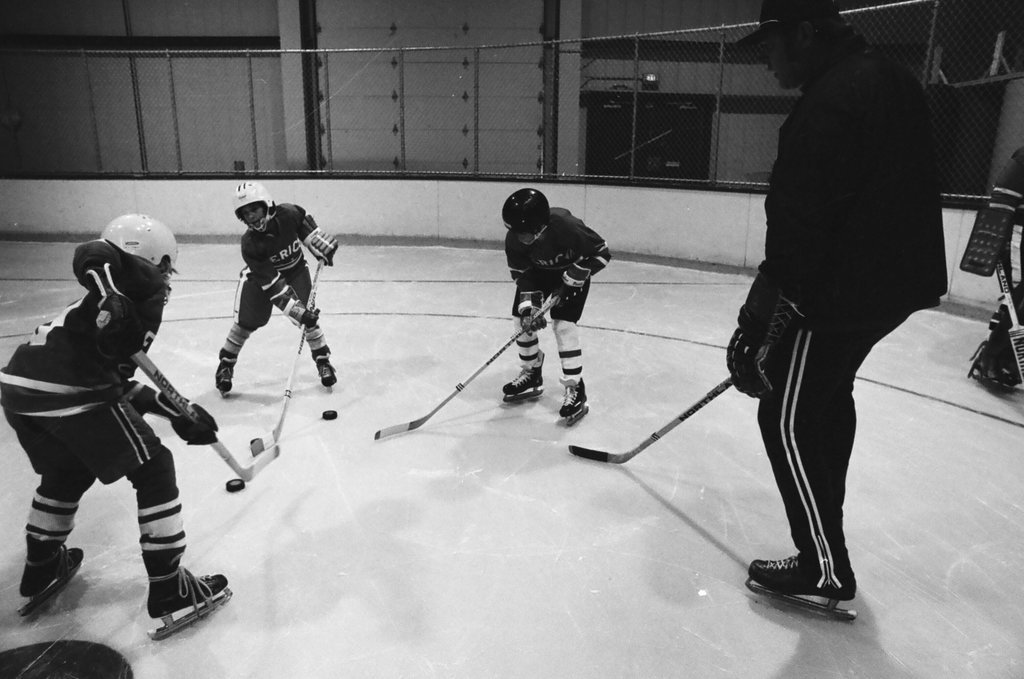 Stan Mikita leads hockey class for youths who are deaf - Jerry Tomaselli for Chicago Sun-Times