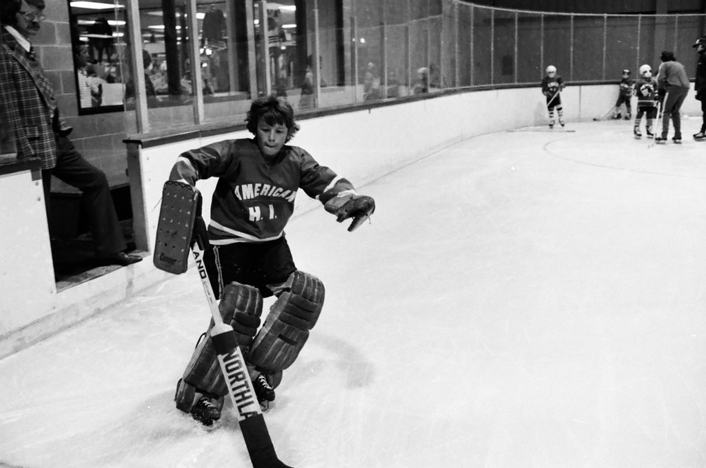 Stan Mikita leads hockey class for youths who are deaf - Jerry Tomaselli for Chicago Sun-Times