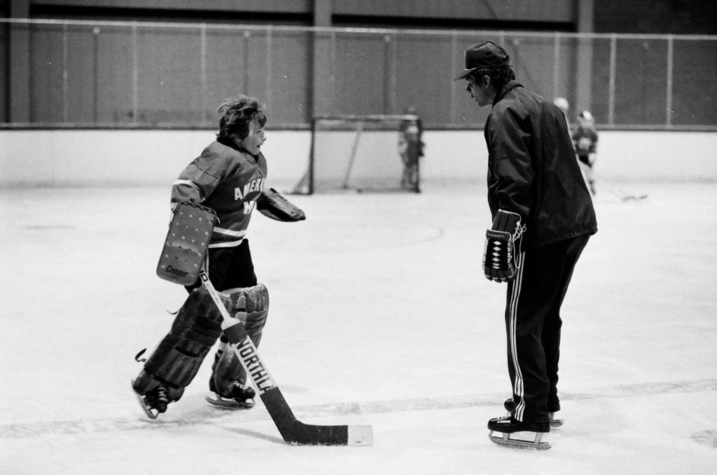 Stan Mikita leads hockey class for youths who are deaf - Jerry Tomaselli for Chicago Sun-Times