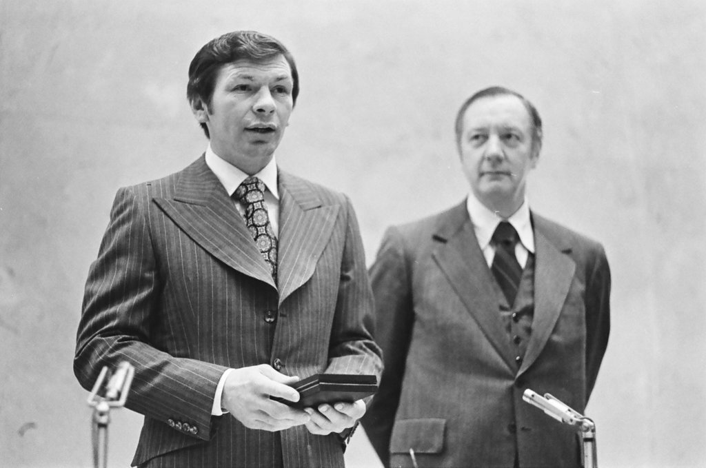 Stan Mikita honored with medal for 500th goals scored - James DePree for Chicago Sun-Times