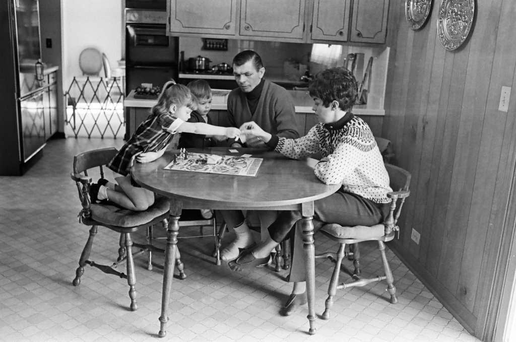 Stan Mikita at home with family - John Jaqua for Chicago Sun-Times