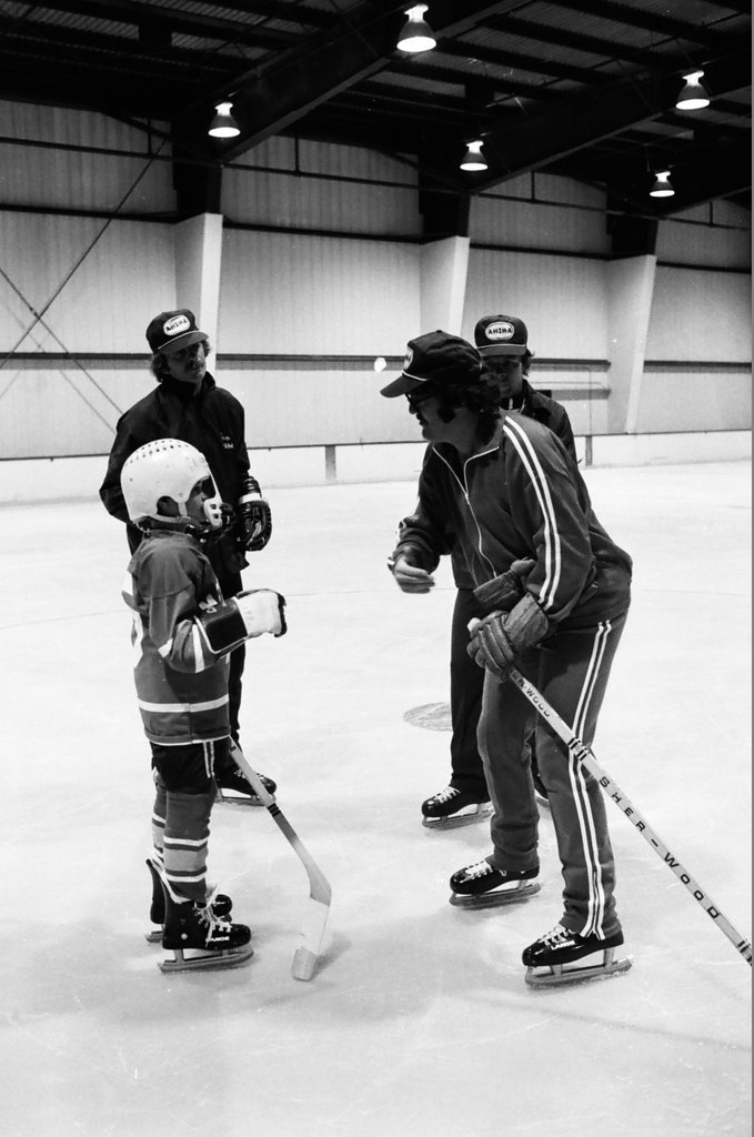 Stan Mikita leads hockey class for youths who are deaf - Jerry Tomaselli for Chicago Sun-Times
