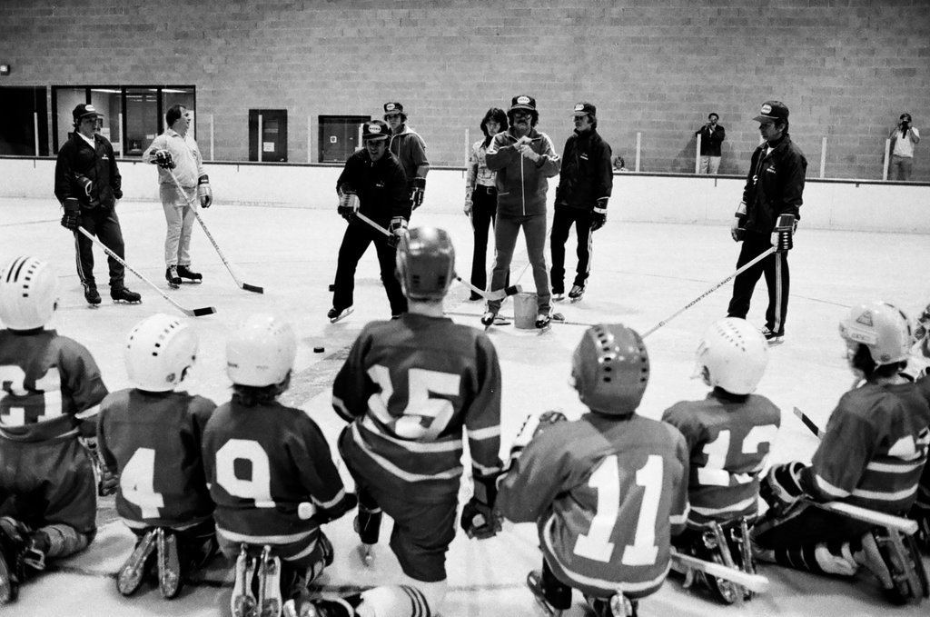 Stan Mikita leads hockey class for youths who are deaf - Jerry Tomaselli for Chicago Sun-Times