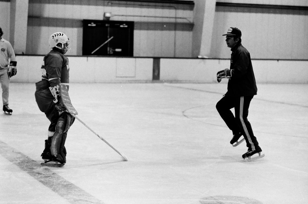 Stan Mikita leads hockey class for youths who are deaf - Jerry Tomaselli for Chicago Sun-Times