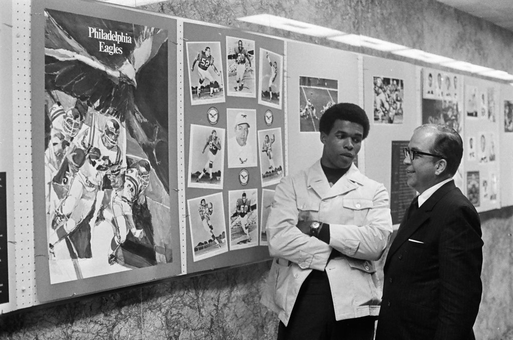 Gale Sayers and Al von Entress view exhibit - Charles Krejcsi for Chicago Sun-Times