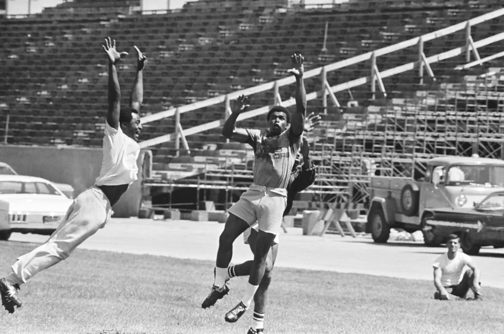 Gale Sayers and Bears teammates have unsupervised workout - Charles Krejcsi for Chicago Sun-Times