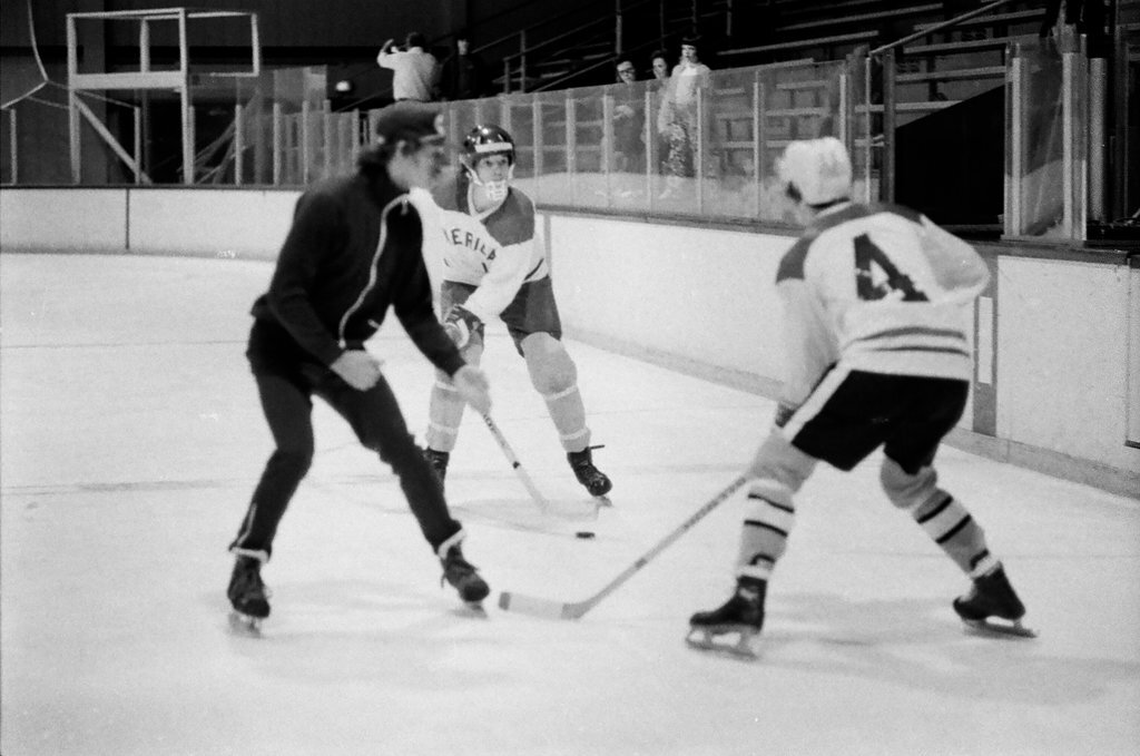 Stan Mikita leads hockey class for youths who are deaf - Jerry Tomaselli for Chicago Sun-Times