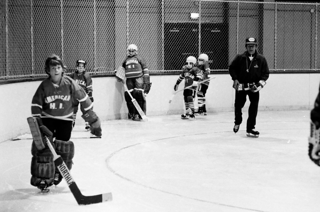 Stan Mikita leads hockey class for youths who are deaf - Jerry Tomaselli for Chicago Sun-Times