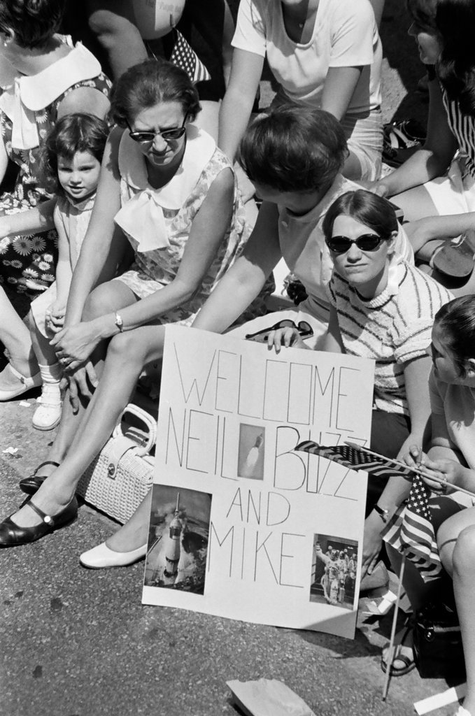 Crowds line State Street to watch Apollo 11 parade - Larry Graff for Chicago Sun-Times