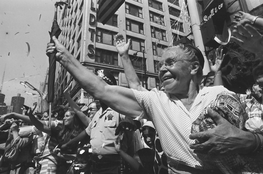 Crowds line State Street to watch Apollo 11 parade - Larry Graff for Chicago Sun-Times