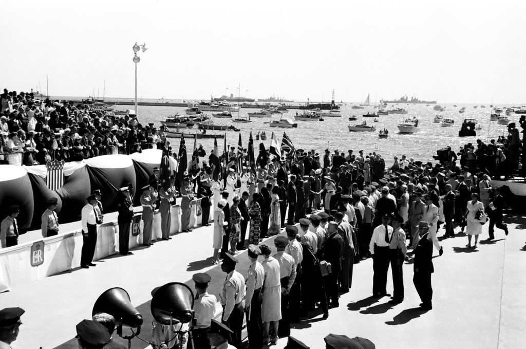 Queen Elizabeth and Prince Phillip arrive in Chicago - Charles Gekler for Chicago Sun-Times