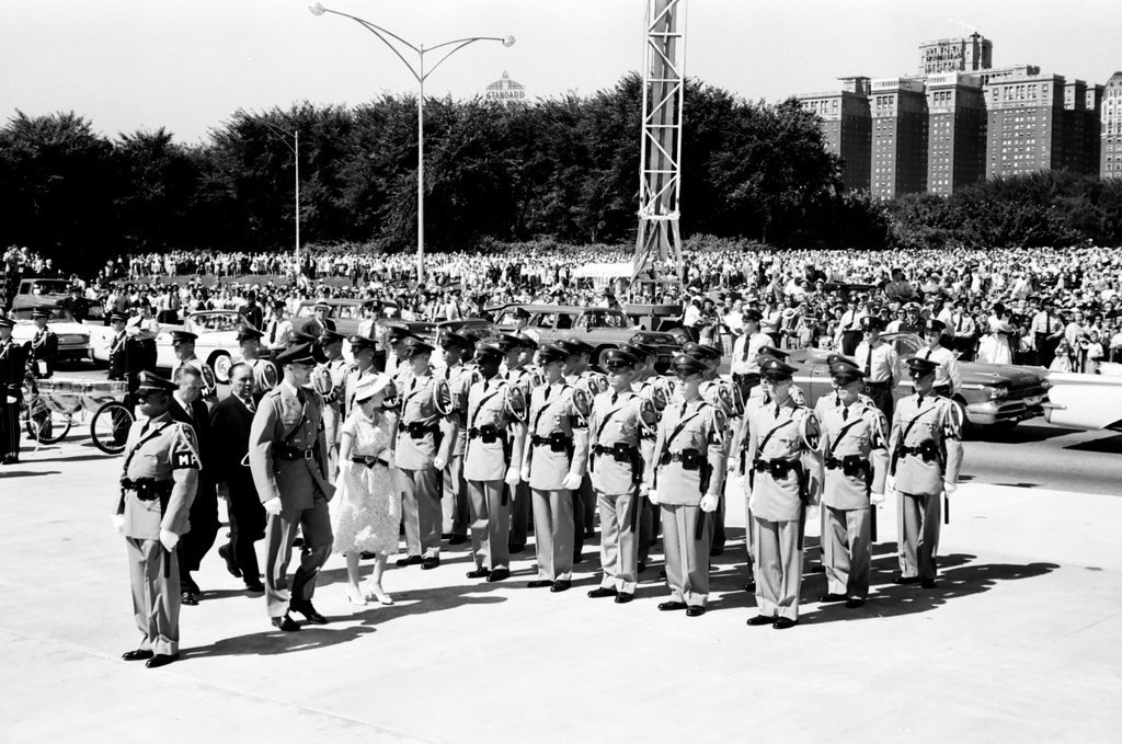 Queen Elizabeth and Prince Phillip arrive in Chicago - Charles Gekler for Chicago Sun-Times