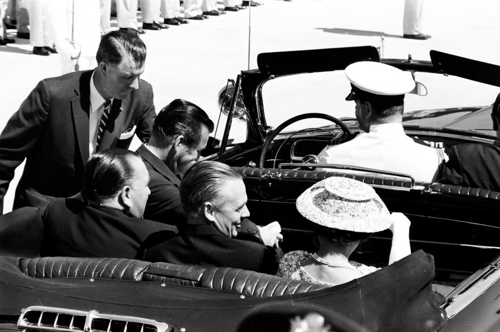 Queen Elizabeth and Prince Phillip arrive in Chicago - Charles Gekler for Chicago Sun-Times