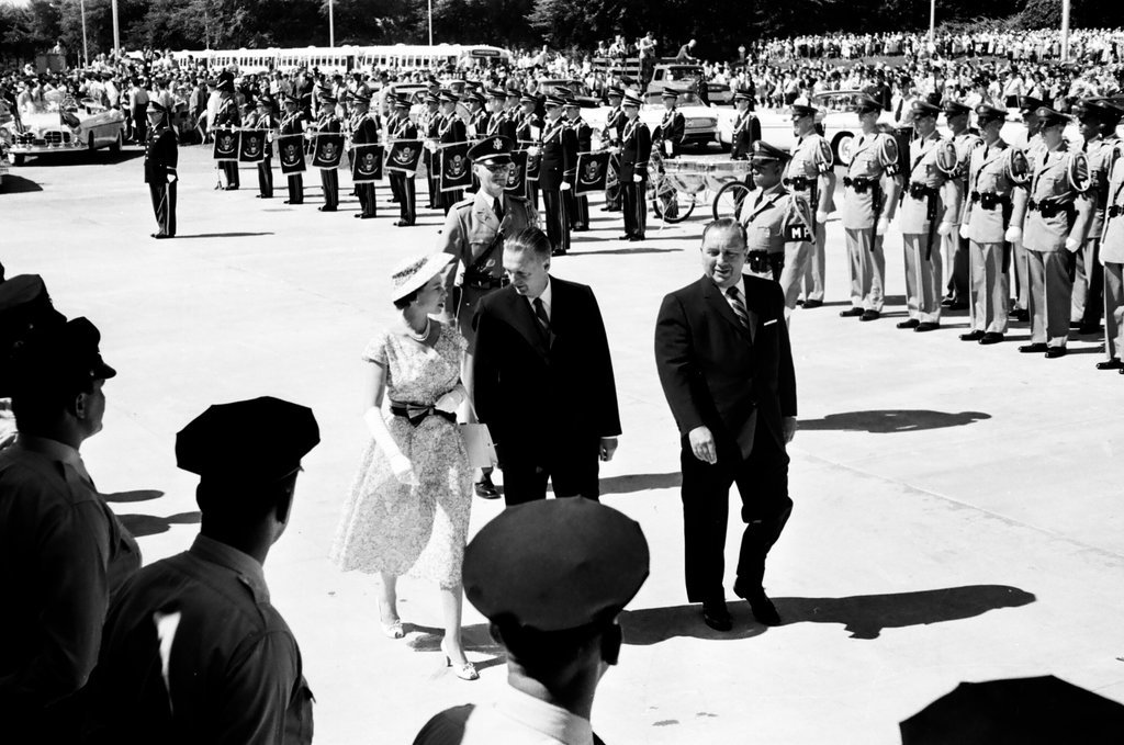Queen Elizabeth and Prince Phillip arrive in Chicago - Charles Gekler for Chicago Sun-Times