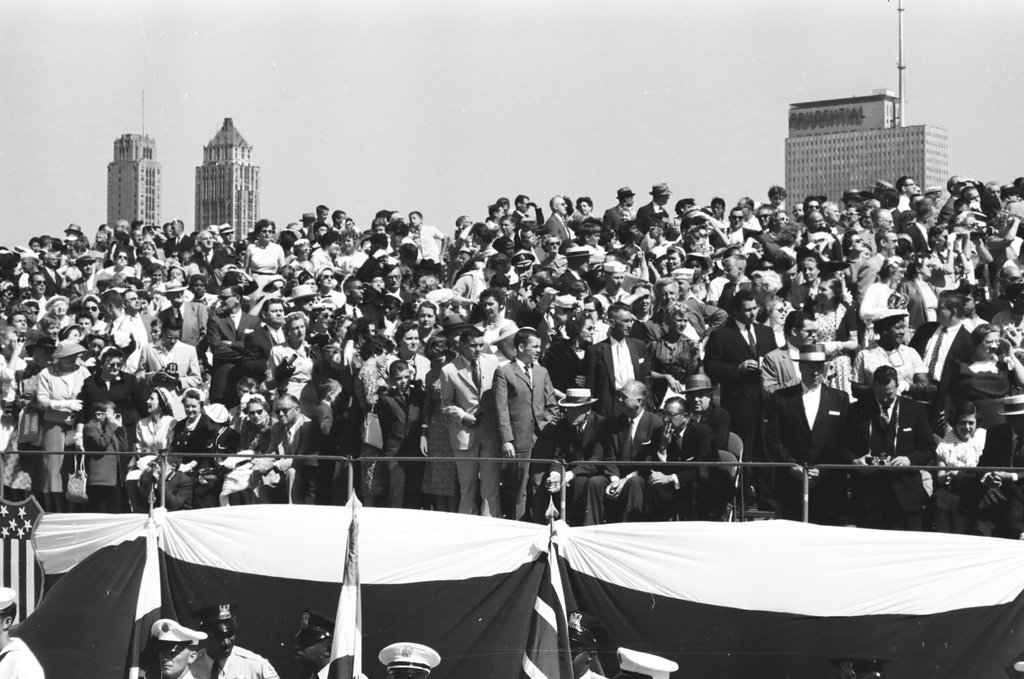 Queen Elizabeth and Prince Phillip arrive in Chicago - Charles Gekler for Chicago Sun-Times
