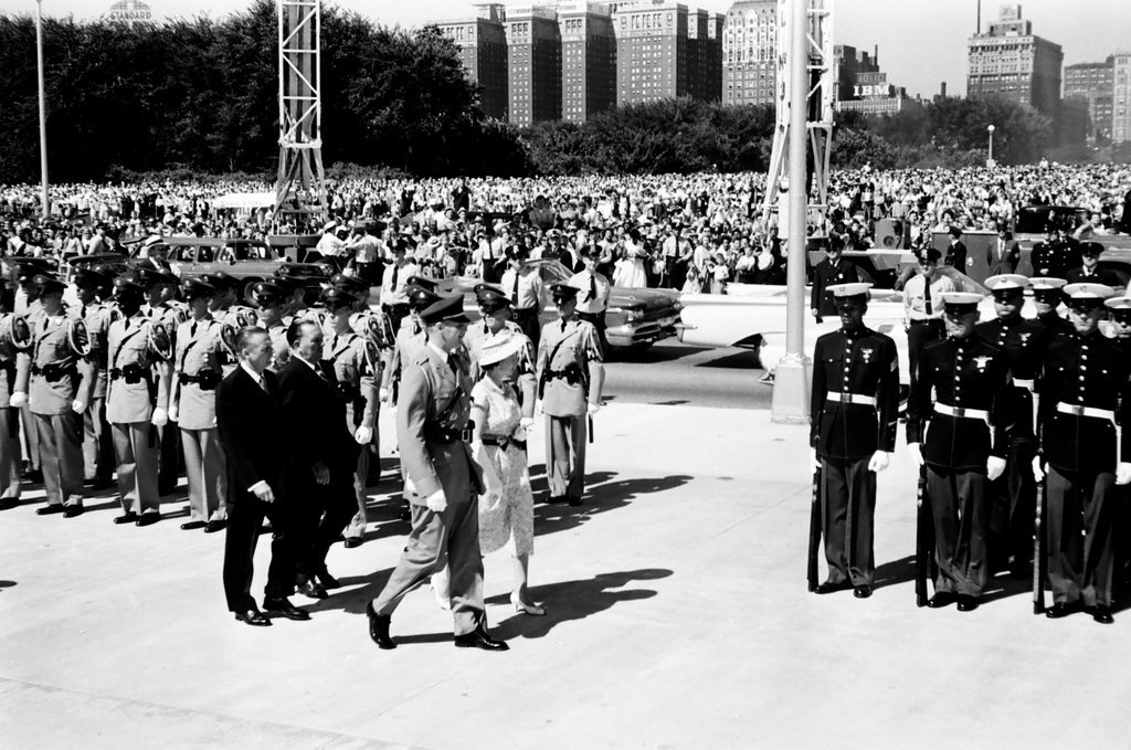 Queen Elizabeth and Prince Phillip arrive in Chicago - Charles Gekler for Chicago Sun-Times