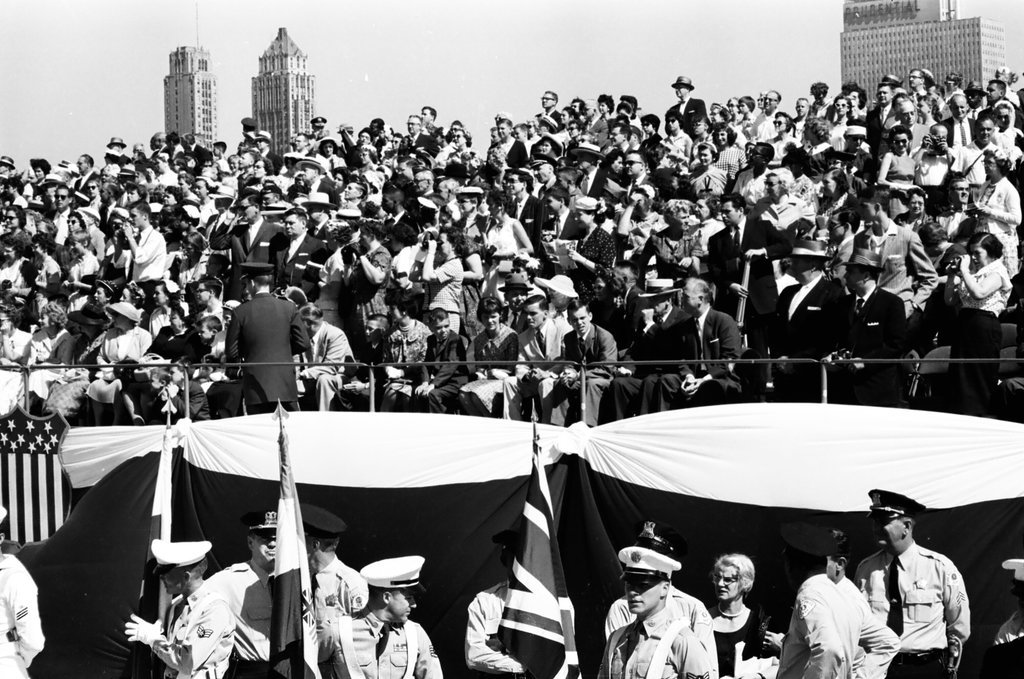 Queen Elizabeth and Prince Phillip arrive in Chicago - Charles Gekler for Chicago Sun-Times