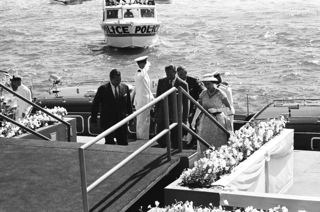 Queen Elizabeth and Prince Phillip arrive in Chicago - Charles Gekler for Chicago Sun-Times