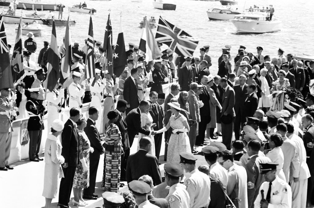 Queen Elizabeth and Prince Phillip arrive in Chicago - Charles Gekler for Chicago Sun-Times