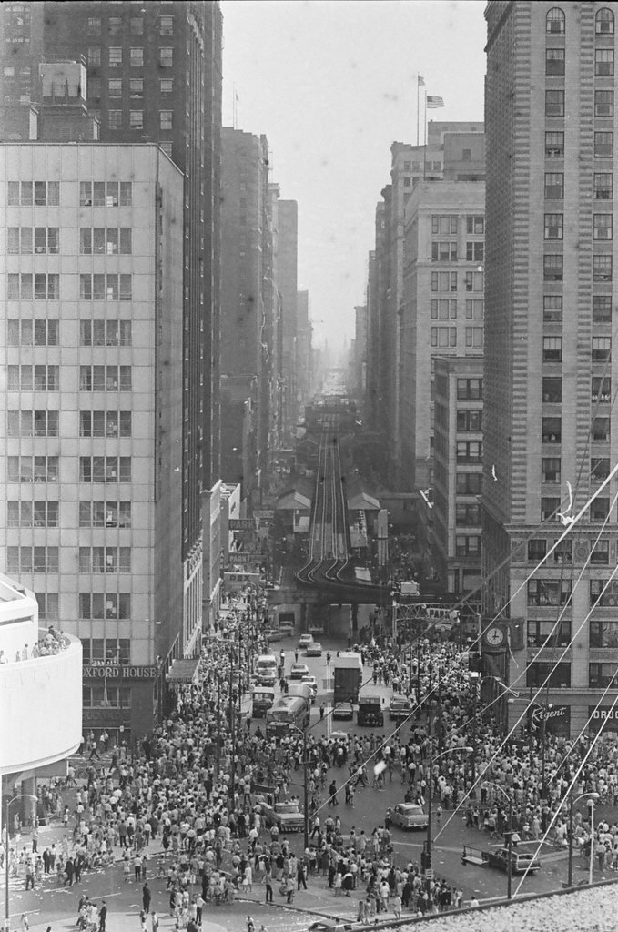 Crowds wait at Wacker Drive for Apollo 11 parade - Charles Krejcsi for Chicago Sun-Times