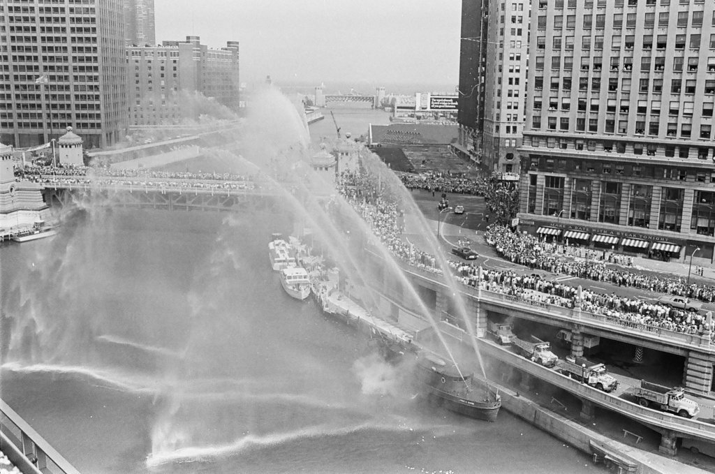 Crowds wait at Wacker Drive for Apollo 11 parade - Charles Krejcsi for Chicago Sun-Times