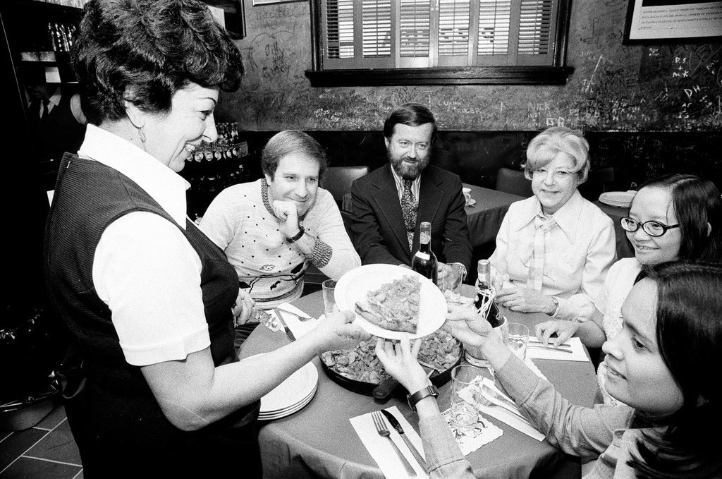 People eating pizza at Pizzeria Uno - Chicago Sun-Times