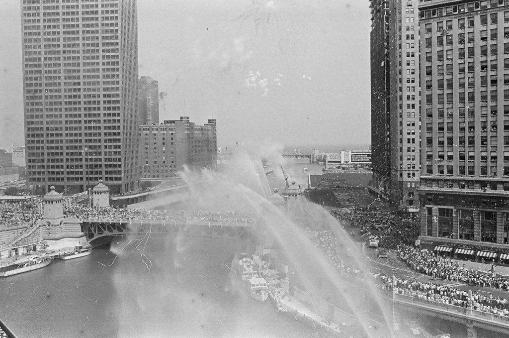 Crowds wait at Wacker Drive for Apollo 11 parade - Charles Krejcsi for Chicago Sun-Times