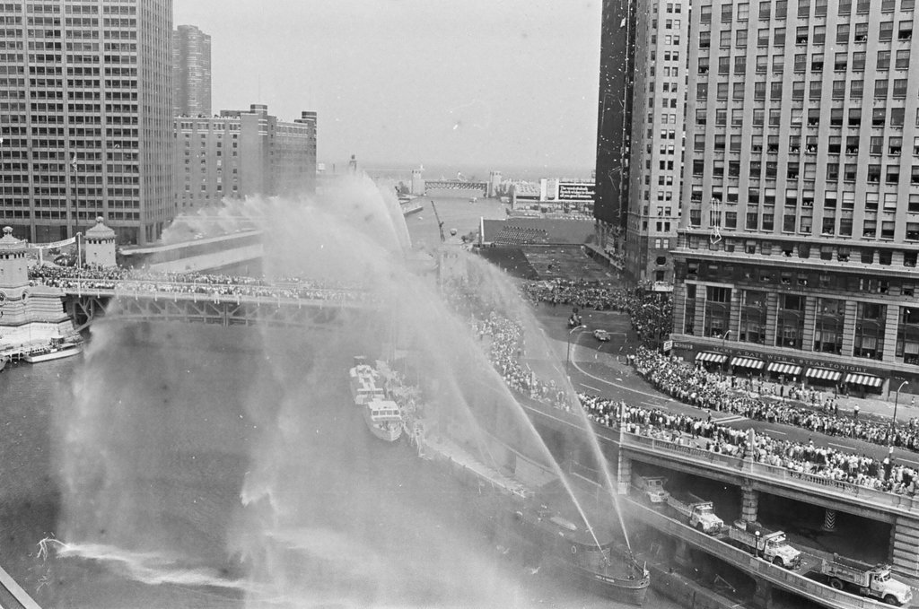 Crowds wait at Wacker Drive for Apollo 11 parade - Charles Krejcsi for Chicago Sun-Times