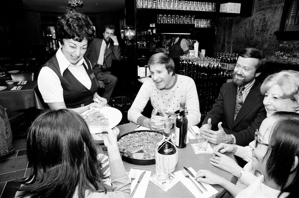 People eating pizza at Pizzeria Uno - Chicago Sun-Times