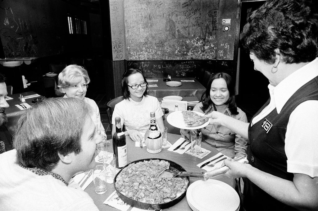 People eating pizza at Pizzeria Uno - Chicago Sun-Times