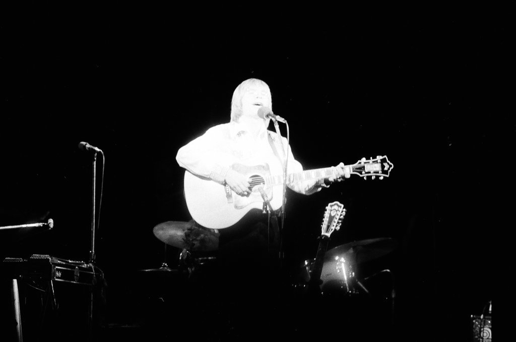 John Denver performs at Chicago Stadium - Edmund Jarecki for Chicago Sun-Times