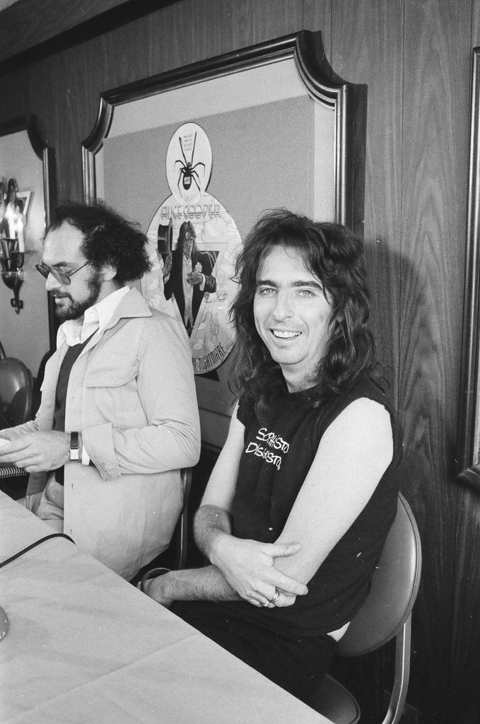 Alice Cooper at a press conference - Perry C. Riddle for Chicago Sun-Times
