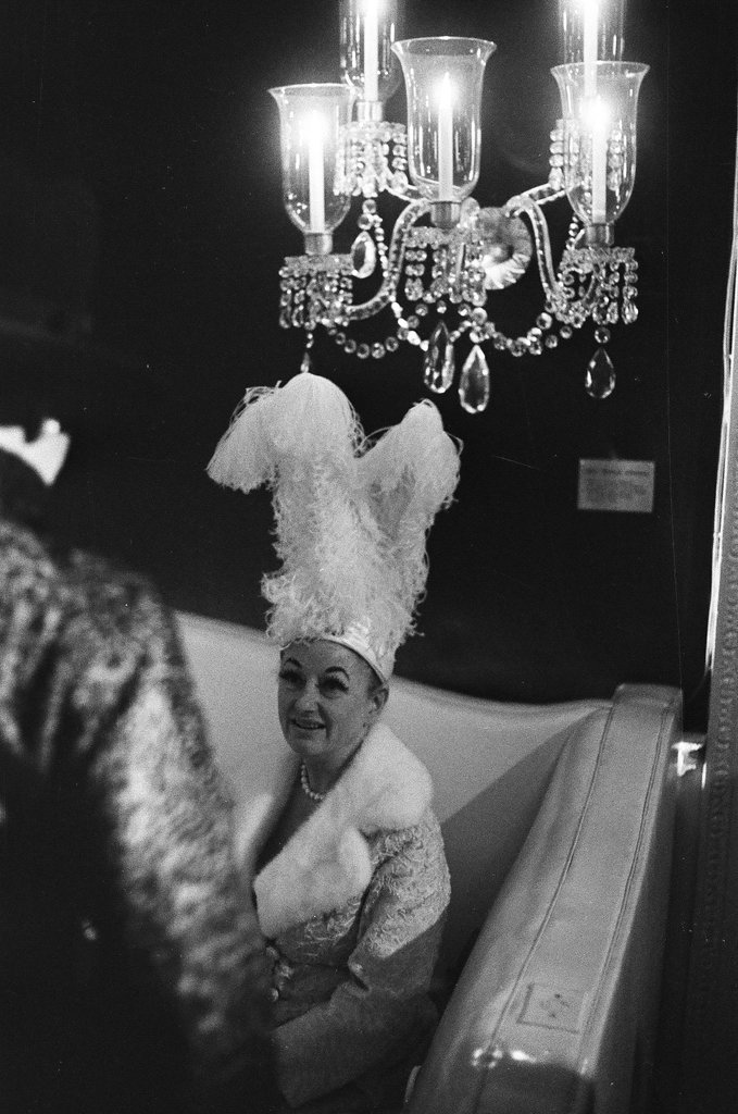 Phyllis Diller dines at the Pump Room - Charles Krejcsi for Chicago Sun-Times