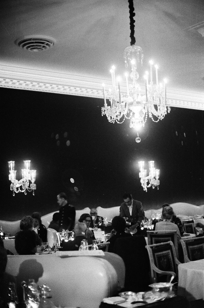 Phyllis Diller dines at the Pump Room - Charles Krejcsi for Chicago Sun-Times