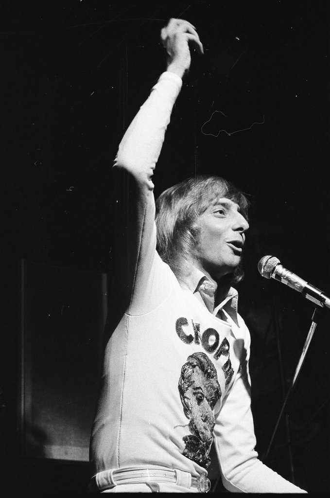 Barry Manilow performs at Mister Kelly's - Don Bierman for Chicago Sun-Times