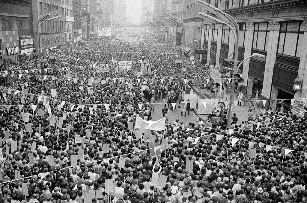 People attend rainy McGovern rally - Peters (Clarence or Pete) for Chicago Sun-Times