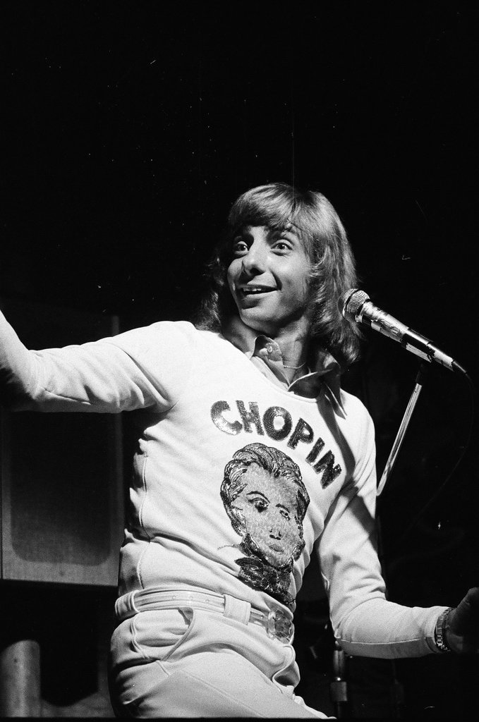 Barry Manilow performs at Mister Kelly's - Don Bierman for Chicago Sun-Times