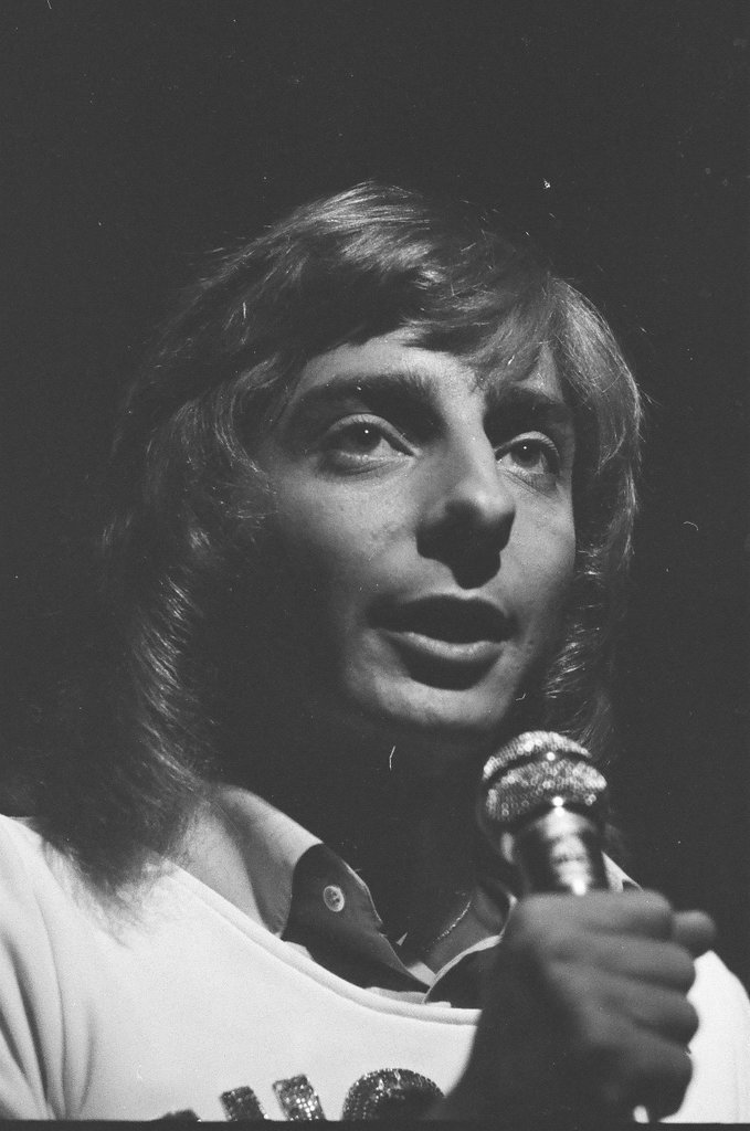 Barry Manilow performs at Mister Kelly's - Don Bierman for Chicago Sun-Times