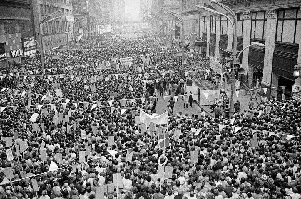 People attend rainy McGovern rally - Peters (Clarence or Pete) for Chicago Sun-Times